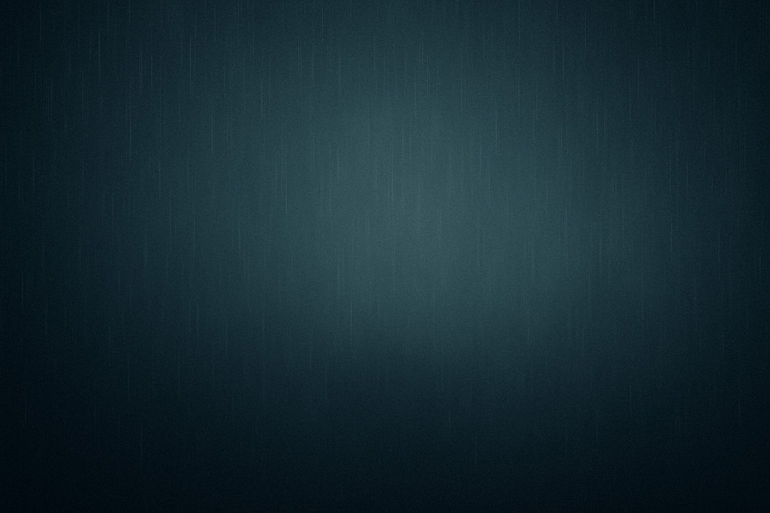 Regen tegen een grijze lucht boven de weg