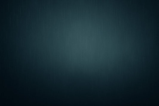 Regen tegen een grijze lucht boven de weg